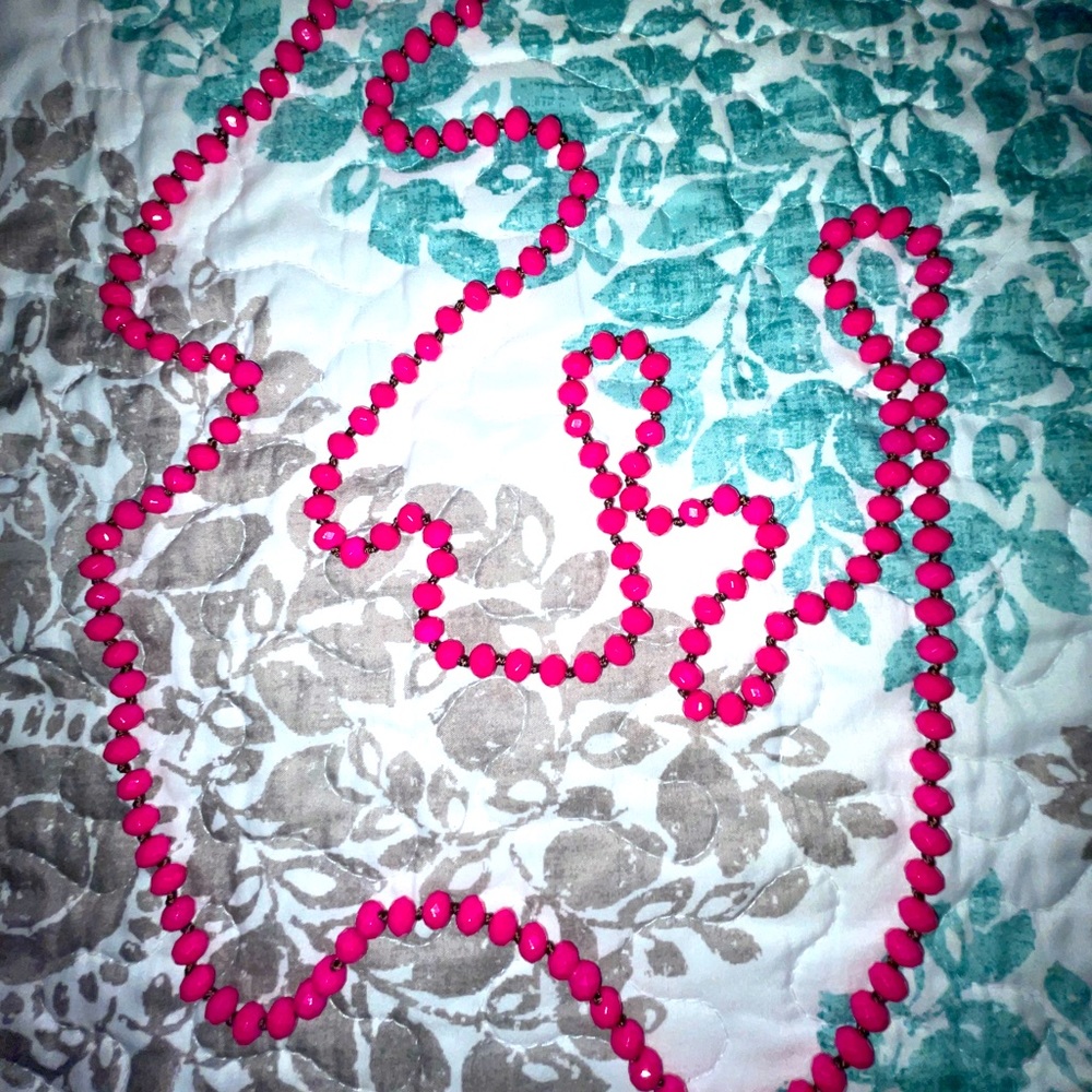 💗 Pretty 60” hot pink beaded necklace! 😍